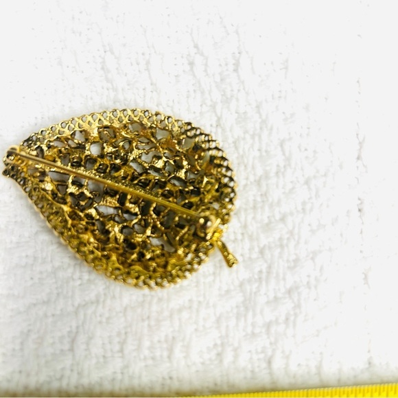 Vintage Leaf Brooch Green Emerald Glass Rhinestone Leaves Pin Goldtone Filigree - Picture 10 of 12